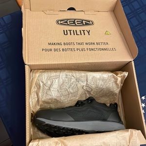 Steel toed work shoes